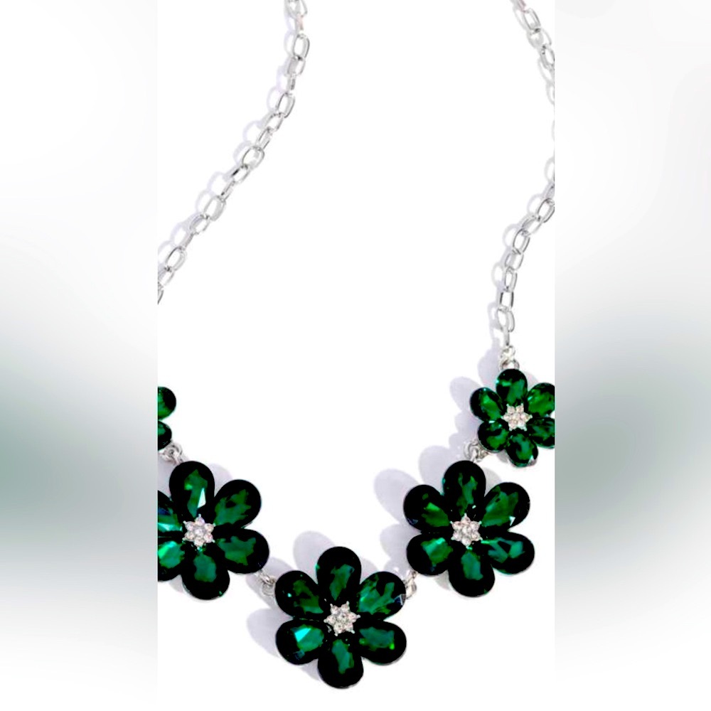 🟢🍀🟢 “WHIMSICAL WAY” GREEN NECKLACE WITH FREE EARRINGS ~ PAPARAZZI❗️🟢🍀🟢 - Picture 2 of 7